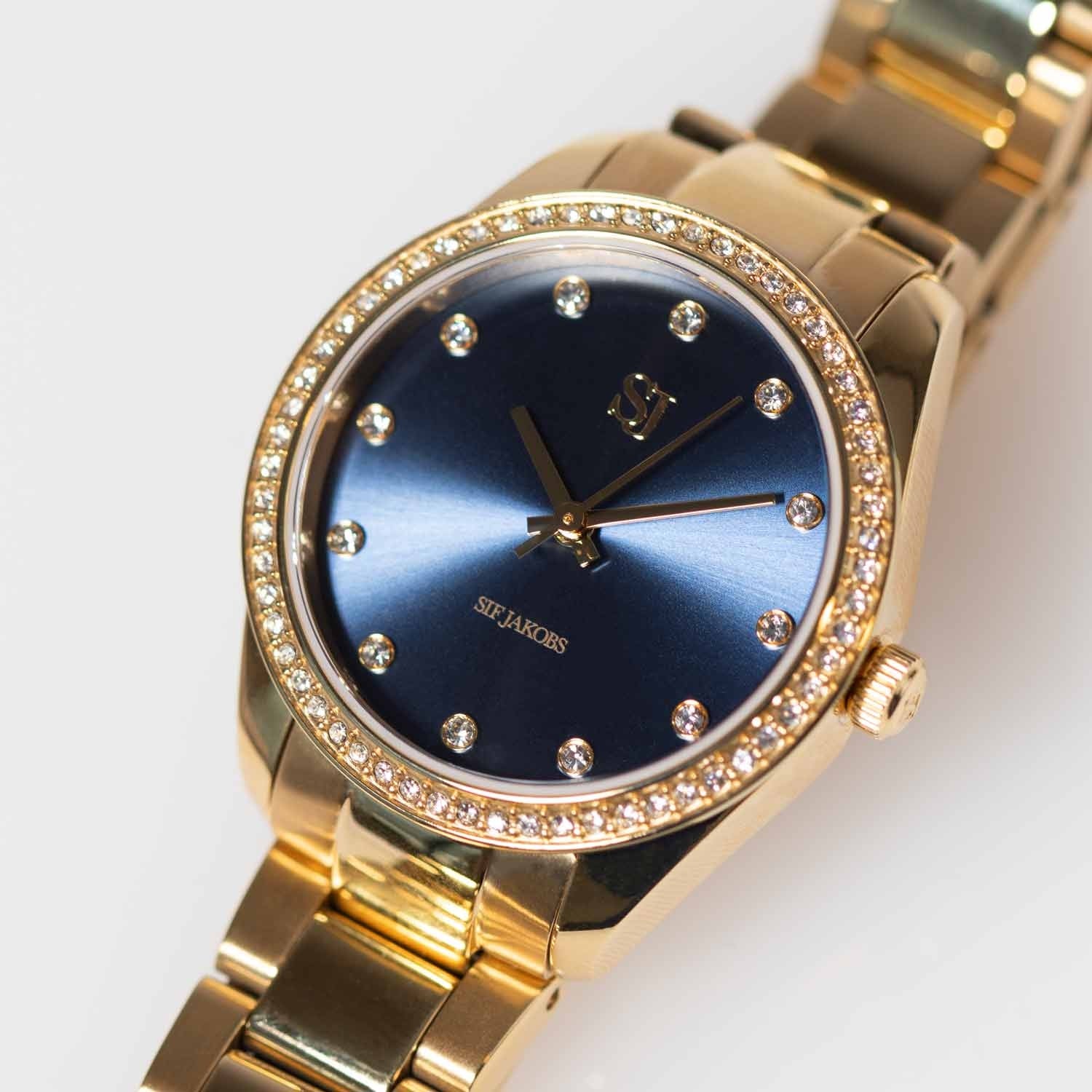 Watch Valeria - Image 18